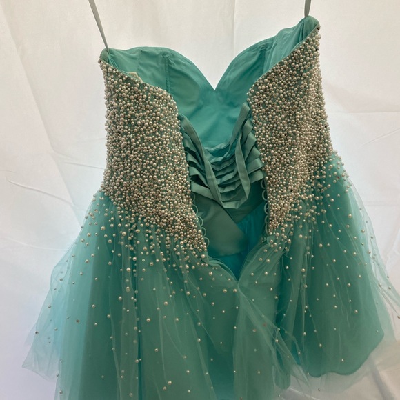 Prom dress - Picture 2 of 4